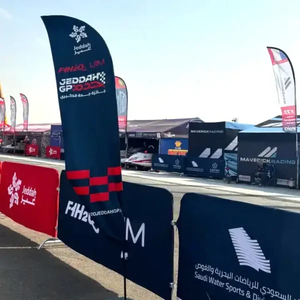 لقطة قريبة توضح علم الريشة المطبوع