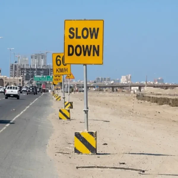 لوحة معدنية مخصصة تحمل Slow Down في موقع خارجي بالمملكة