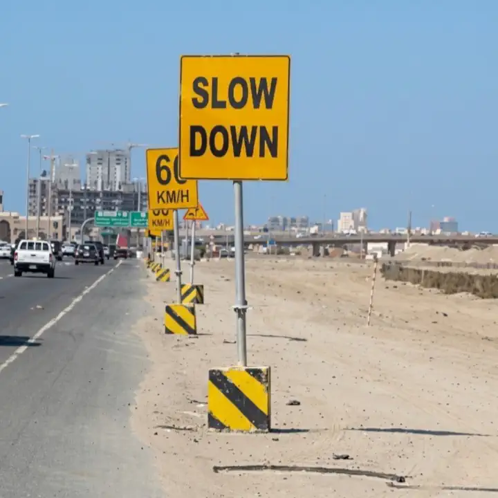 لوحة معدنية مخصصة تحمل Slow Down  في موقع خارجي بالمملكة