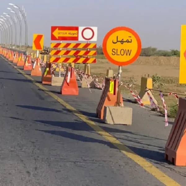 لوحة ألمنيوم مستطيلة كبيرة تحدد الاتجاهات للطرق السريعة