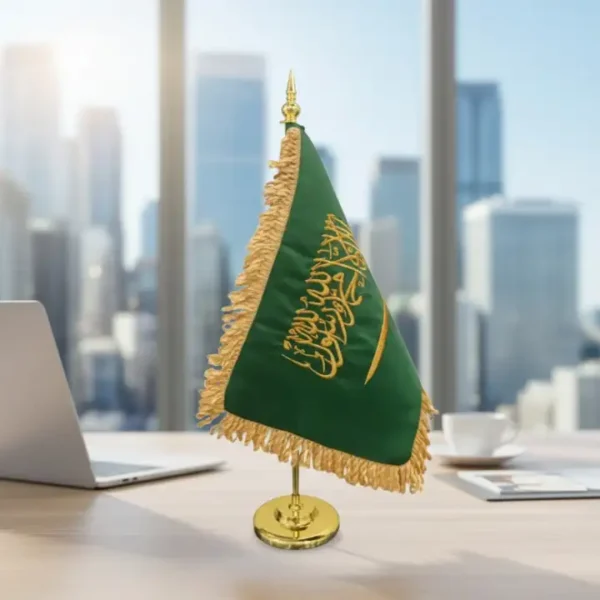 لقطة قريبة توضح تفاصيل التطريز الدقيق لشعار السيفين والنخلة مع الهدب الذهبي