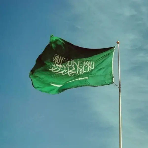 لقطة قريبة تركز على الثقب المعدني القوي والمثبت في حافة العلم الخارجي