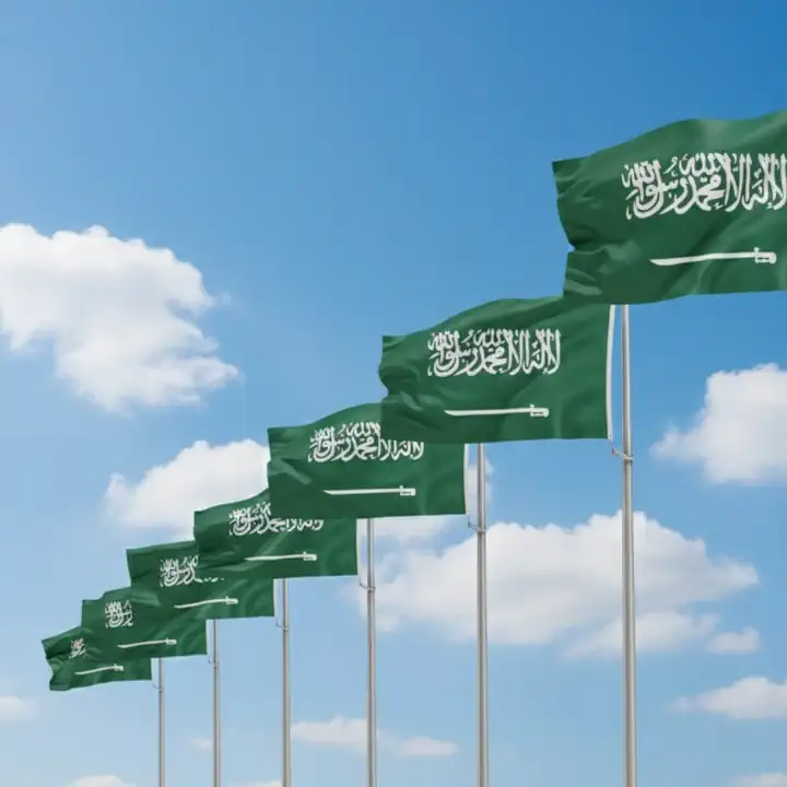 علم سعودي خارجي كبير معلق على سارية ويوضح دقة الطباعة من الجانبين