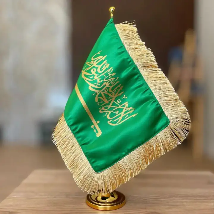 مقارنة بصرية بين العمود الذهبي الأنيق والعمود الفضي اللامع لعلم الطاولة السعودي