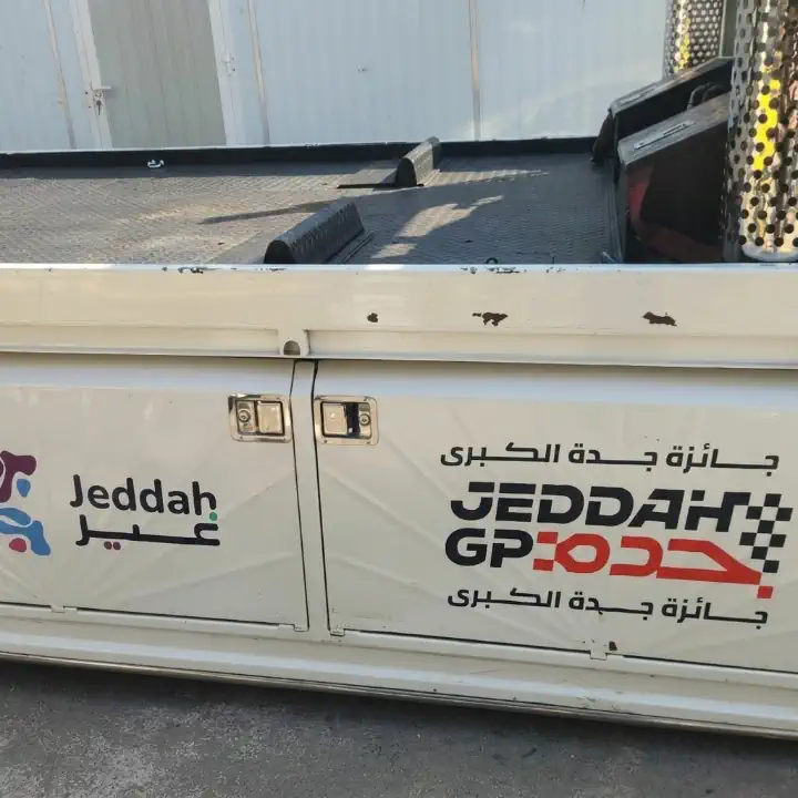 ملصق شعار تجاري على باب السيارة