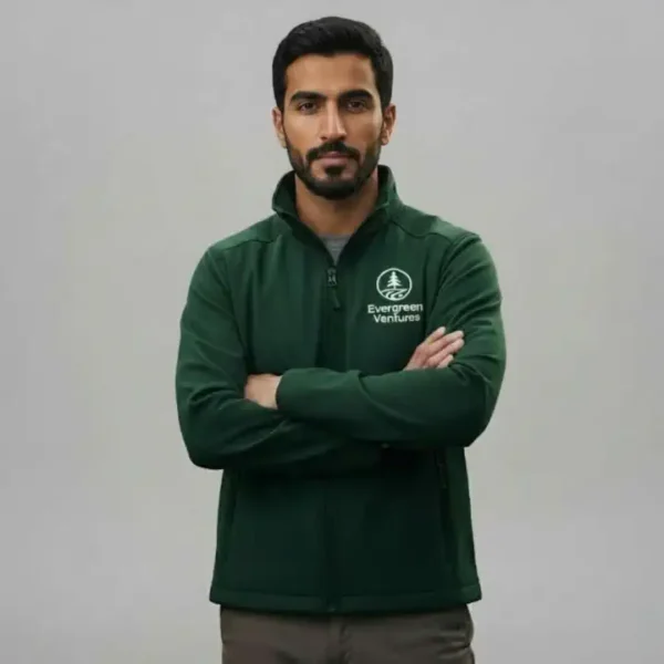 موظف توصيل ميداني في الهواء الطلق يرتدي جاكيت شل ناعم رمادي مخصص يحمل شعار شركة نقل، ومزود بسحابات جانبية عملية للجيوب