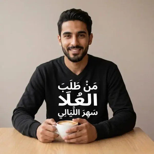 سويت شيرت رجالي برقبة V باللون الأسود الملكي، مطبوع عليه شعار شركة احترافي في منتصف الصدر