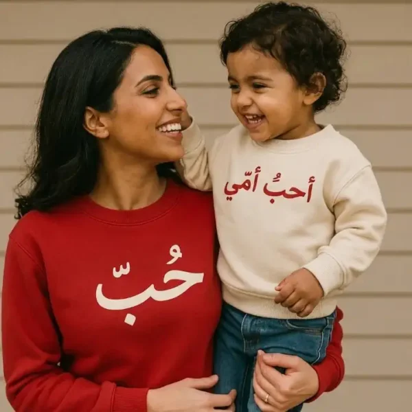 سويت شيرت نسائي برقبة دائرية باللون الاحمر الملكي، مطبوع على الصدر بشعار شركة احترافي بألوان واضحة ومحددة