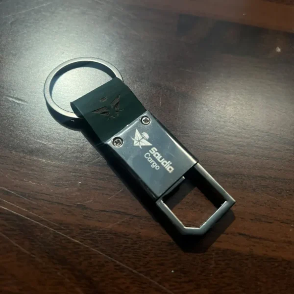 ميدالية مفاتيح معدنية محفورة بالليزر مع بوكس هدايا أنيق من سهل شوب لتوزيعات الشركات في السعودية.